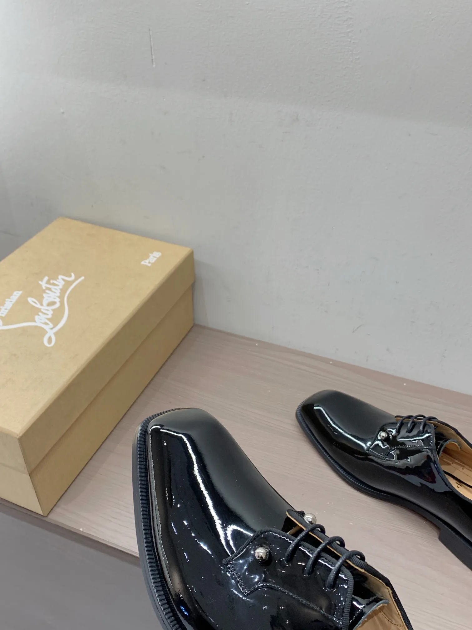 [CL red sole shoes] Top P: 1020💰 Size 39-44 (38.45.46 custom-made, non-returnable) Christian Louboutin men's classic Oxford shoes, men's business formal leather shoes💫Original molding, 1:1 replica, specially made for nobles. The unique shoe shape is unique and 100% comfortable! The whole shoe is made of imported Italian cowhide material, carefully selected, with fine pores and rich luster. Cow leather lining, soft and comfortable, sweat-absorbent and breathable. Genuine leather outsole, non-slip and wear-resistant, full of texture, elegant and luxurious overall, integrating comfort, formality and luxury! The Rolls Royce of shoes!